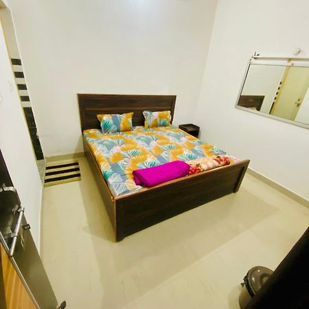 Nirupam Sadan Homestay วรินดาวัน ภายนอก รูปภาพ