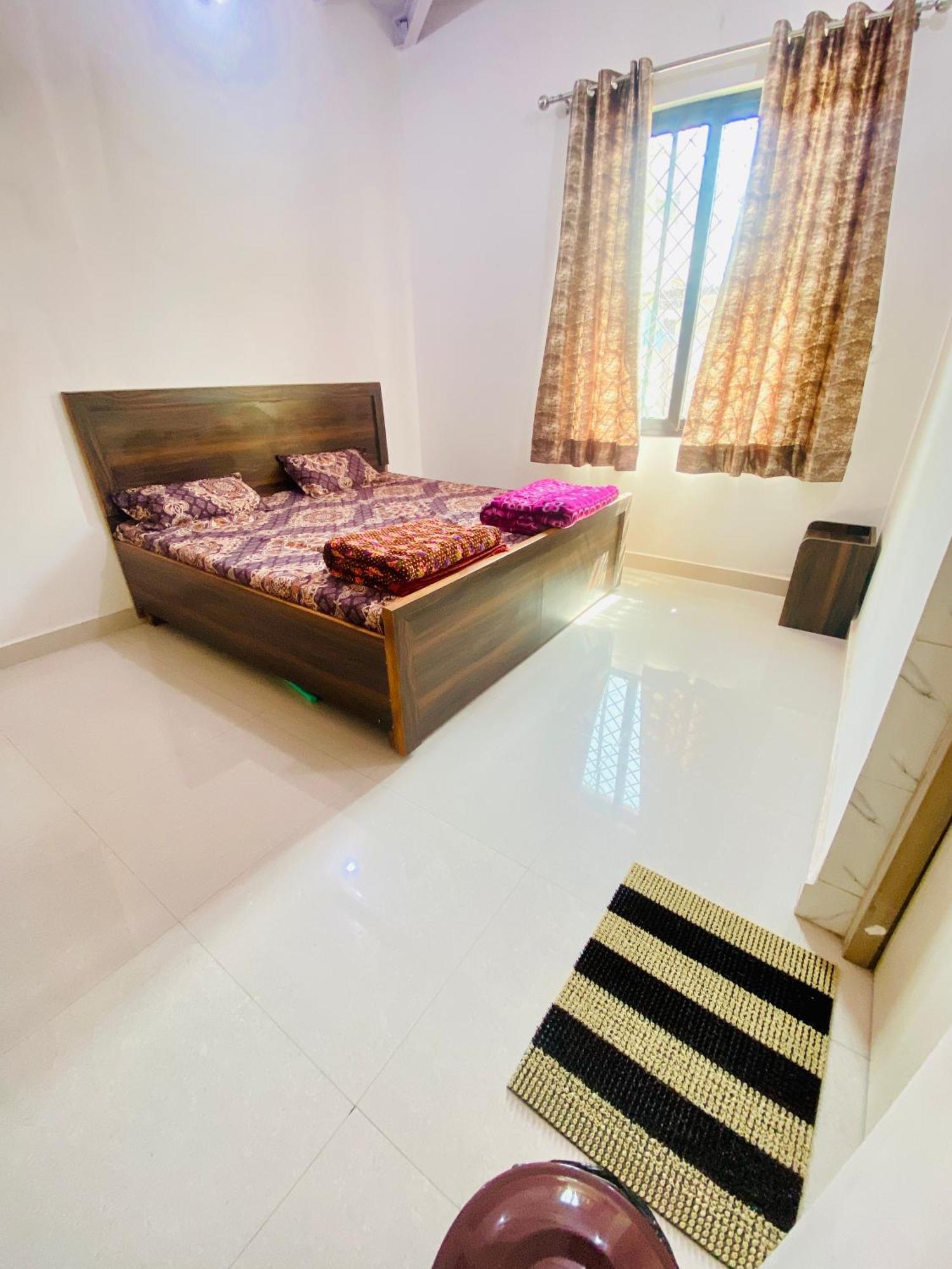 Nirupam Sadan Homestay วรินดาวัน ภายนอก รูปภาพ