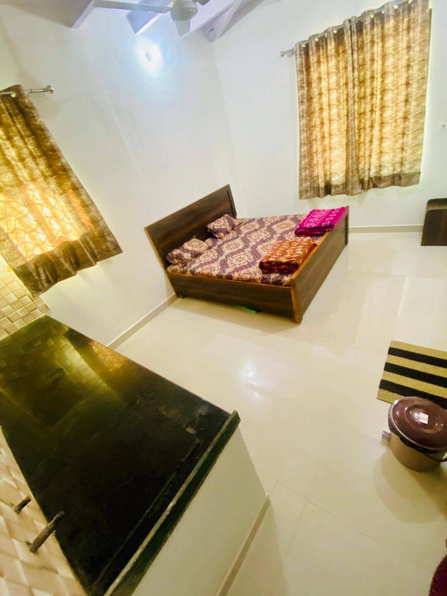 Nirupam Sadan Homestay วรินดาวัน ภายนอก รูปภาพ