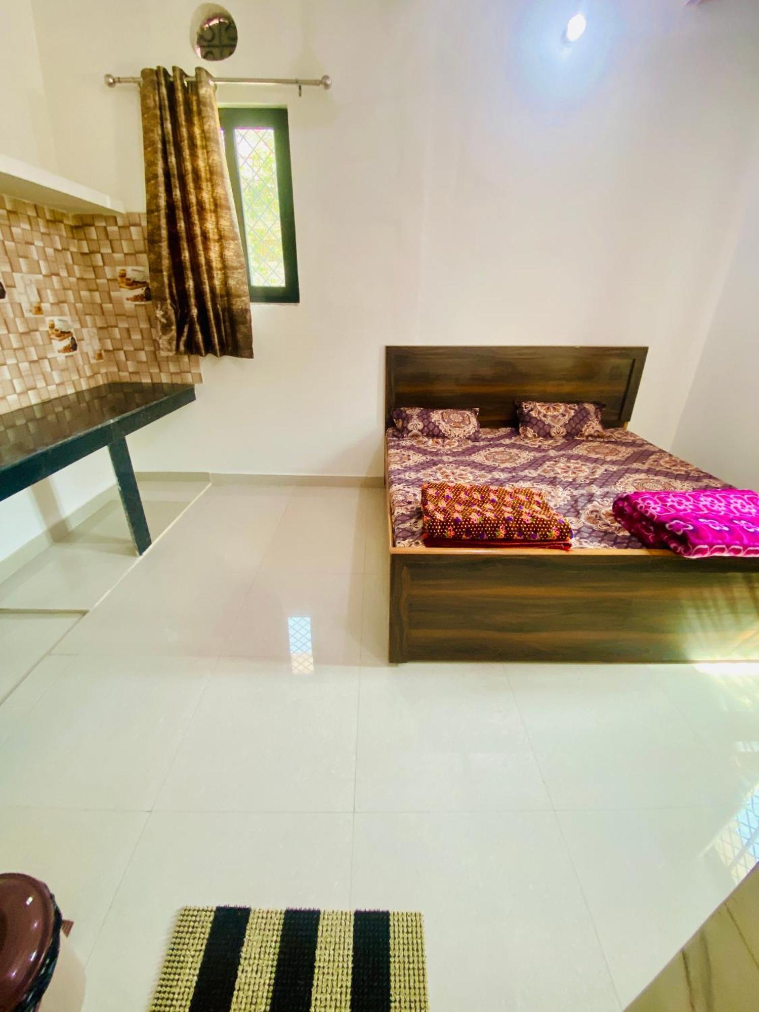 Nirupam Sadan Homestay วรินดาวัน ภายนอก รูปภาพ