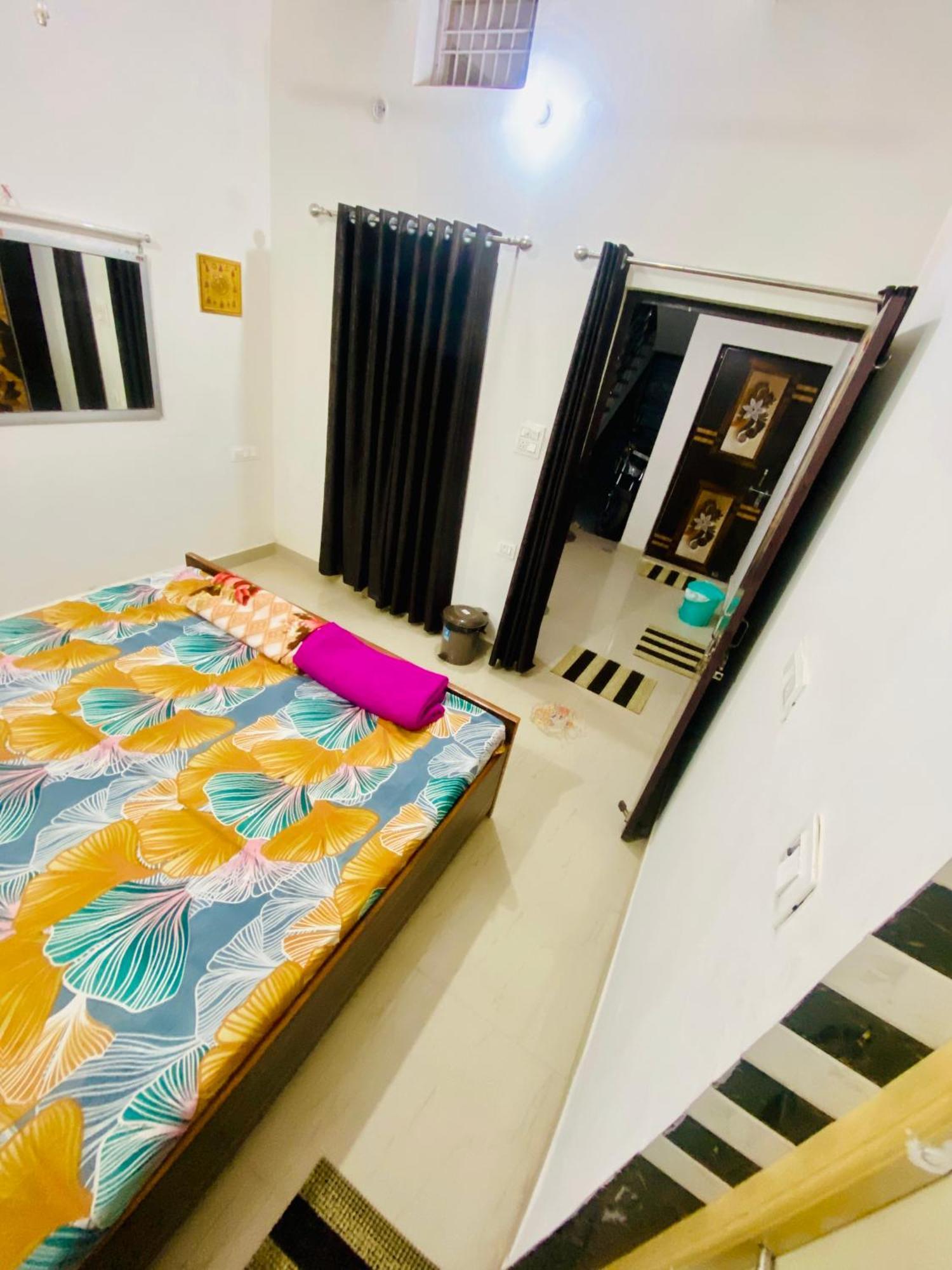 Nirupam Sadan Homestay วรินดาวัน ภายนอก รูปภาพ