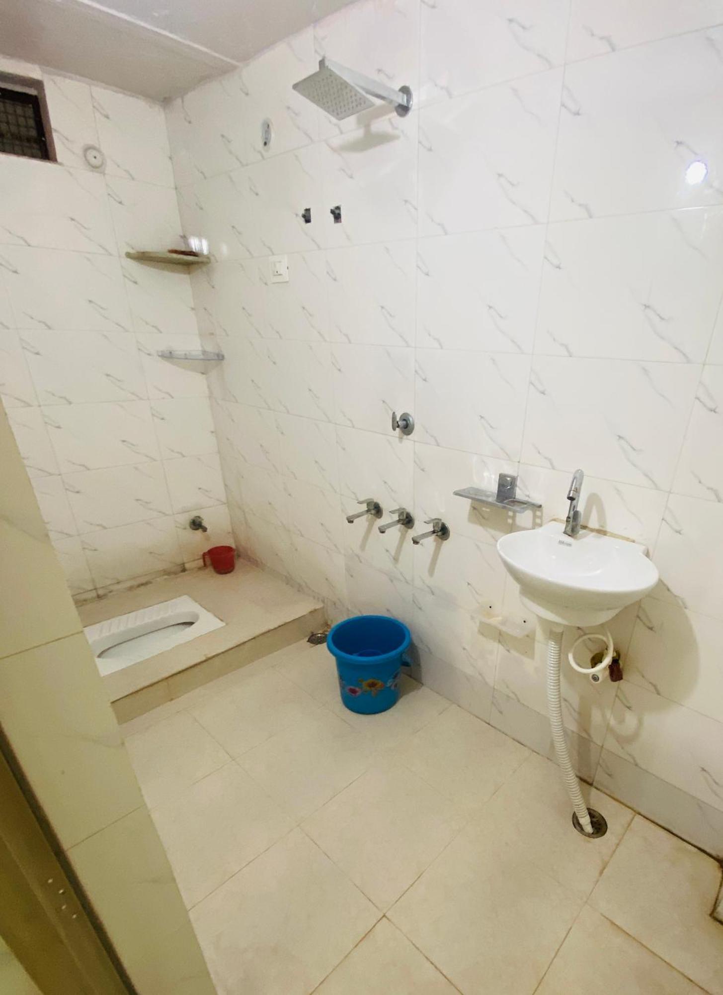 Nirupam Sadan Homestay วรินดาวัน ภายนอก รูปภาพ