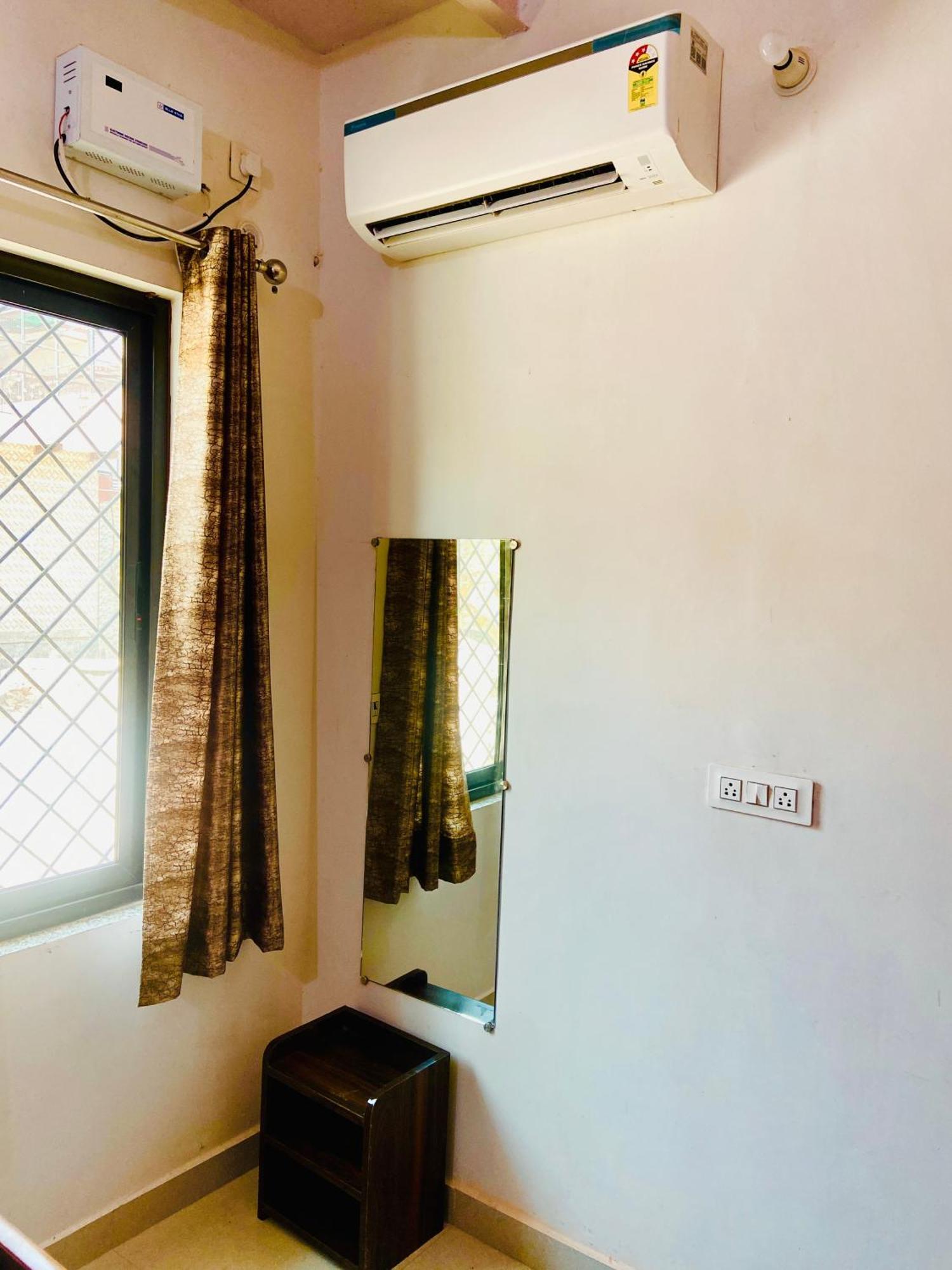 Nirupam Sadan Homestay วรินดาวัน ภายนอก รูปภาพ