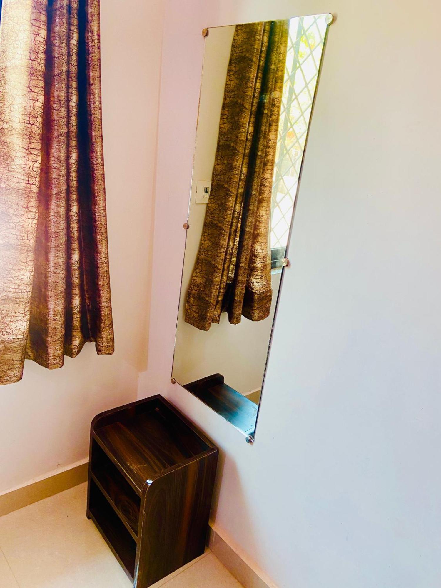 Nirupam Sadan Homestay วรินดาวัน ภายนอก รูปภาพ